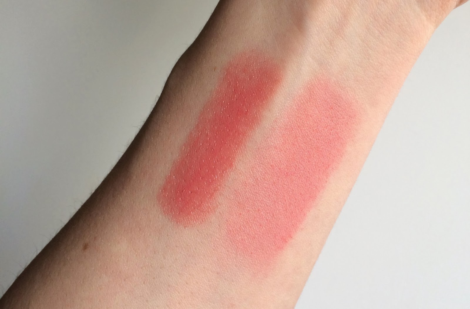 Hourglass Ambient Blush in Radiant Magenta swatch