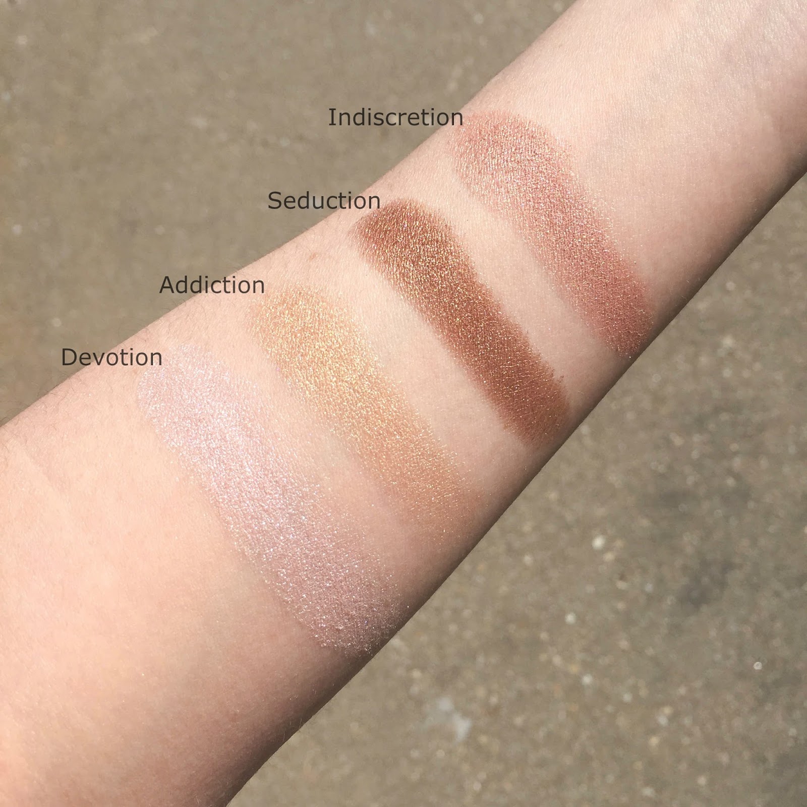 Laura Mercier Face Illuminator Powders - All Shades with Swatches Laura Mercier Face Illuminator Powders - All Shades with Swatches
